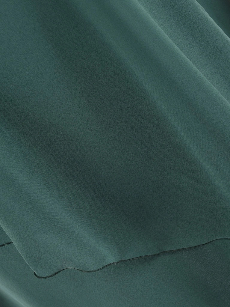 Elegancka sukienka trapezowa w odcieniu butelkowej zieleni – zwiewny fason tuszujący sylwetkę 30740