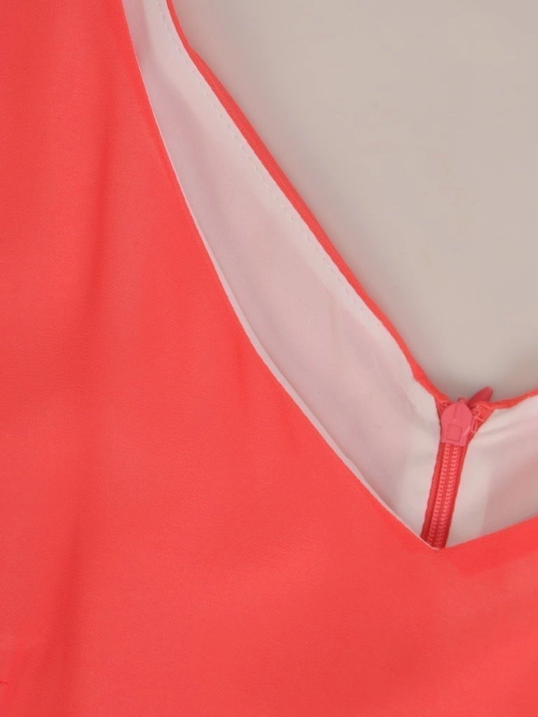 Elegancka suknia wieczorowa maxi w kolorze koralowym – prosty fason z dekoltem w serek pięknie wysmukla 29248