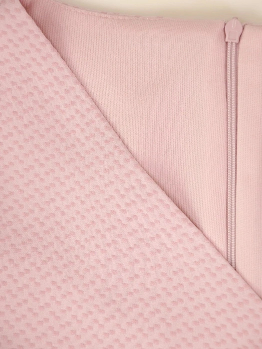 Elegancka kopertowa sukienka na wesele w pudrowym różu – subtelne marszczenie maskujące niedoskonałości 32923