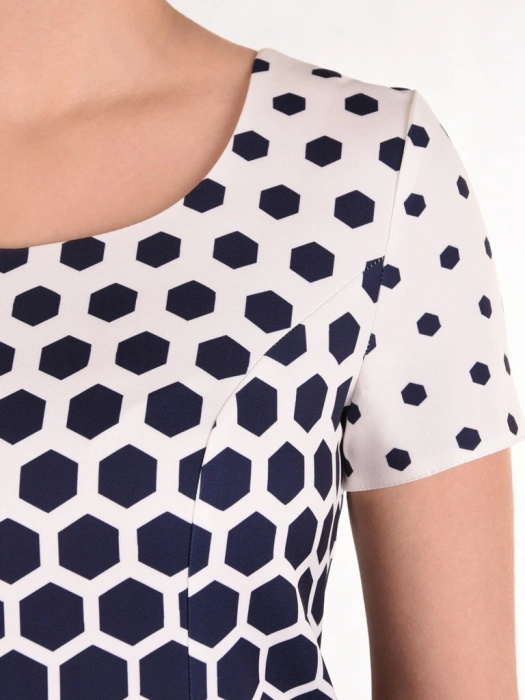 Elegancka sukienka midi w kontrastowy print o prostym kroju – wysmuklająca sylwetkę kreacja do biura 41544