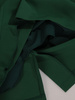Zielona sukienka z efektownymi falbanami i ozdobną broszką 18841