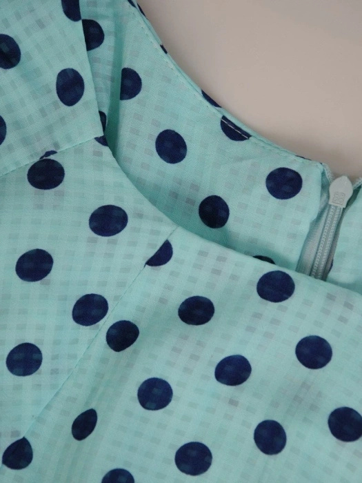 Elegancka sukienka midi w groszki z krótkim rękawem – prosty fason modelujący sylwetkę 10629