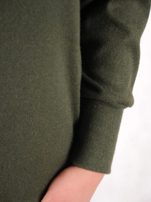 Elegancki sweter damski z golfem w kolorze ciemnej zieleni – prosty fason z praktycznymi kieszeniami 39098