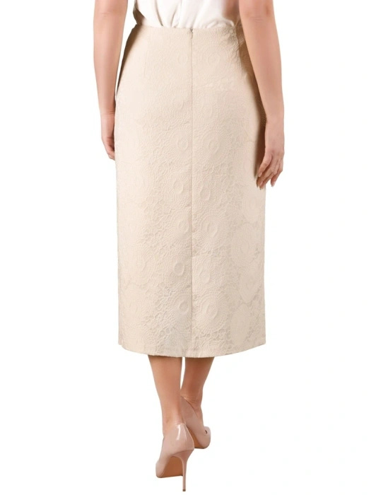 Elegancka garsonka damska midi w kolorze kremowym – prosty fason z rozcięciem z przodu 41337