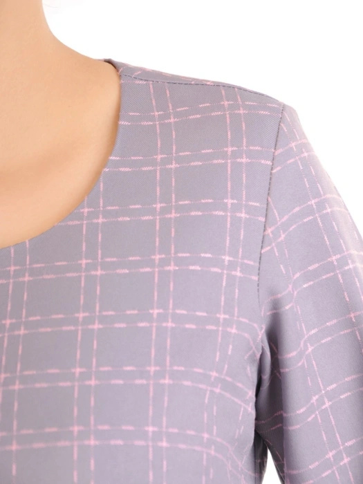 Elegancka sukienka biurowa midi w szarą kratę – prosty fason z modelującą baskinką 34190