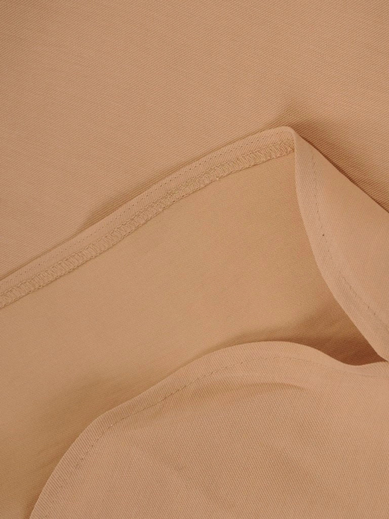 Krótka beżowa sukienka z narzutką i guzikami – prosty krój z eleganckim akcentem 29650