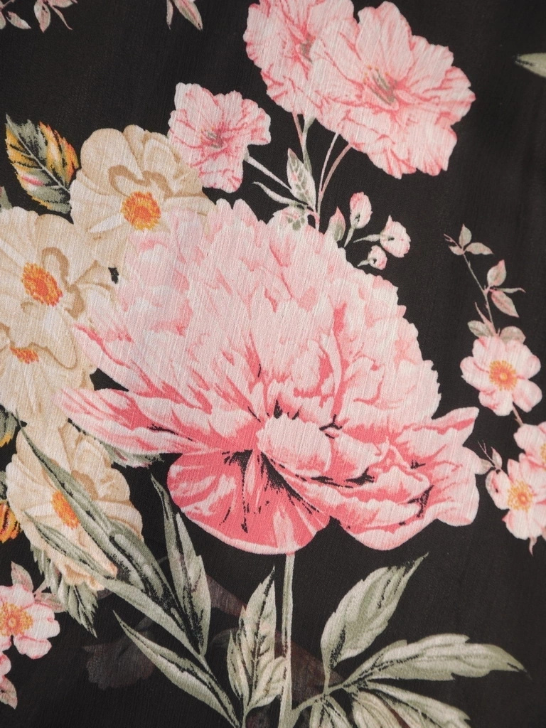 Wizytowa czarna sukienka trapezowa w kwiaty – swobodny krój z falbaną subtelnie tuszujący biodra 33325