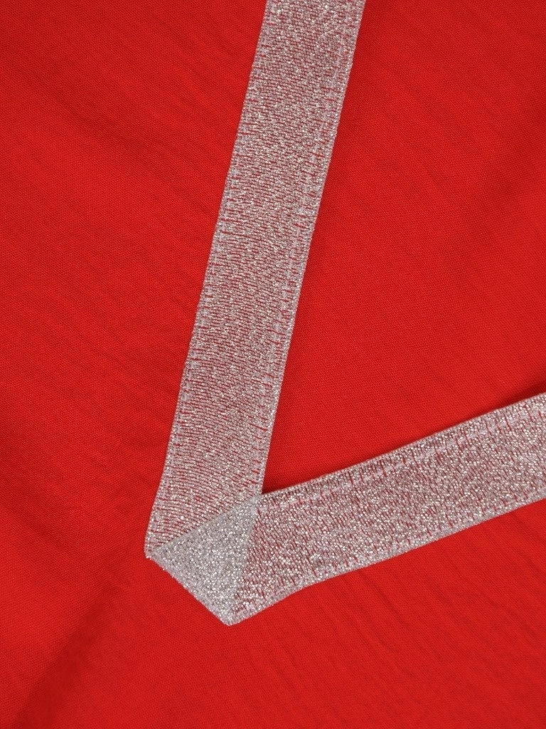 Czerwona bluzka wizytowa na andrzejki i święta – prosty krój ze srebrną lamówką 20769