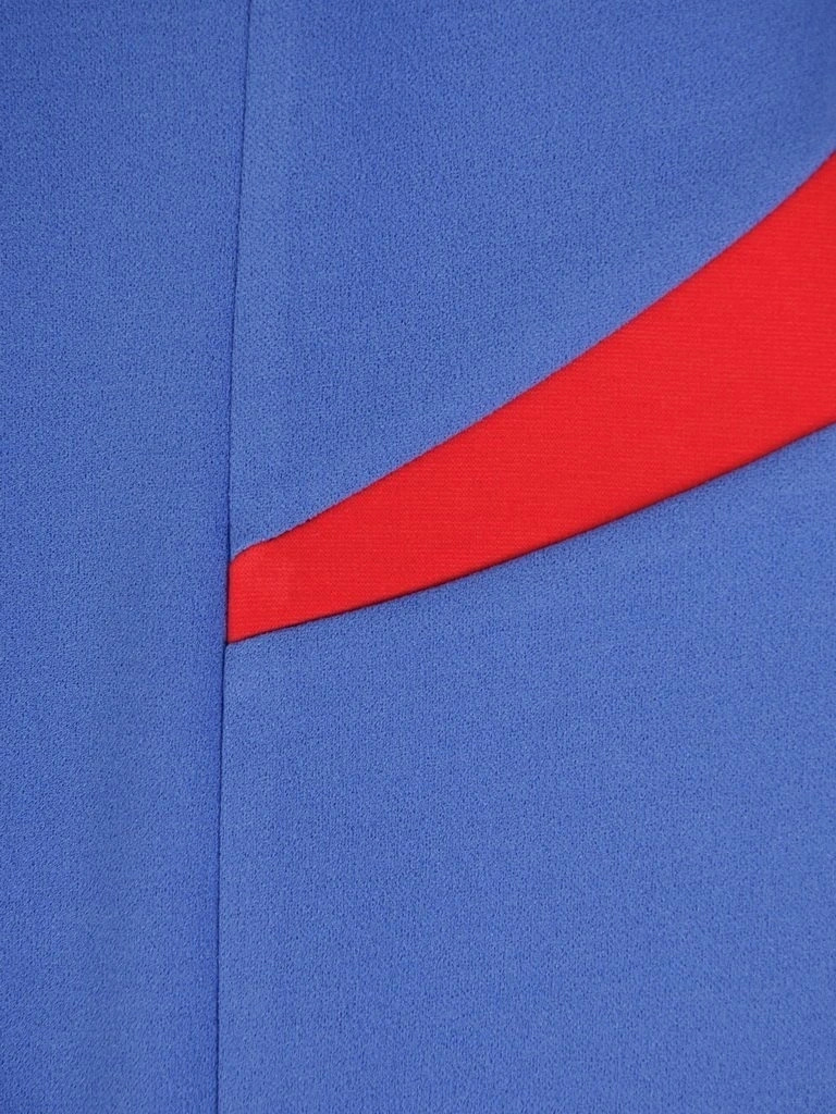 Niebieska sukienka dzianinowa midi o prostym fasonie – wysmuklające sylwetkę pionowe przeszycia 28549