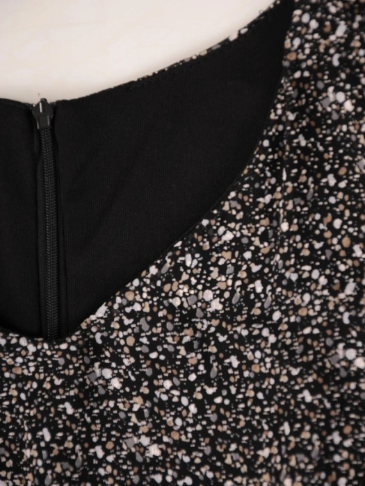 Elegancka czarna sukienka wizytowa maxi – rozkloszowany krój z dekoltem w serek i zdobieniem 38644