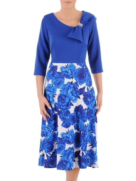 Elegancka chabrowa sukienka midi w kwiaty – rozkloszowany krój z dekoracyjną kokardą 37985