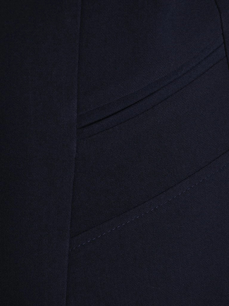Granatowy garnitur damski na wesele ze spodniami – prosty krój z eleganckim kantem 24860