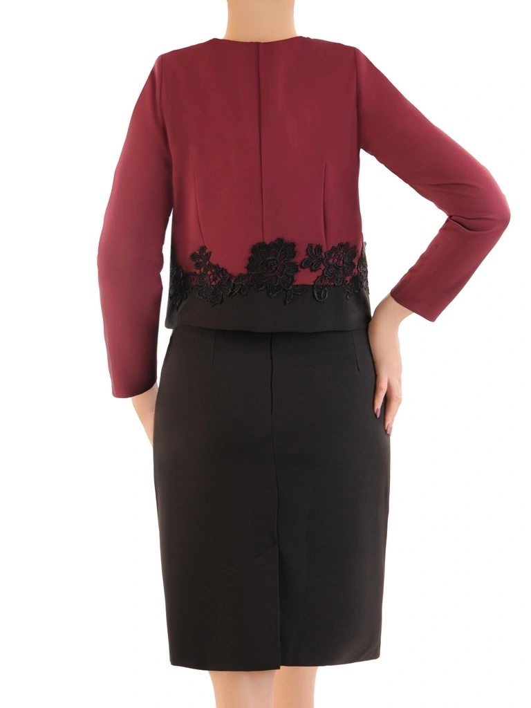 Bordowo-czarna garsonka damska z prostą sukienką midi – elegancki fason z ozdobną broszką i koronką 35008