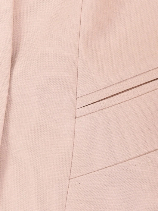 Beżowy garnitur damski na wesele – prosty krój z wysmuklającymi zaszewkami i spodniami w kant 29584