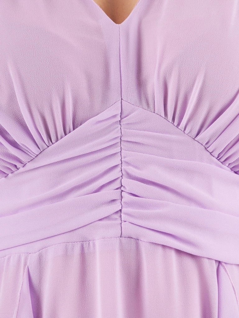 Elegancka sukienka rozkloszowana midi z falbanami liliowa – kobiecy krój tuszujący biodra 35366