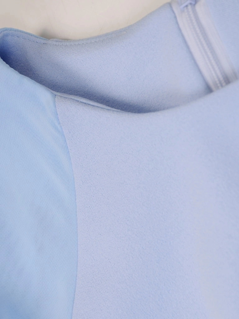 Błękitna sukienka wizytowa o prostym fasonie – zwiewne, rozszerzane rękawy i optyczne wyszczuplenie 35658