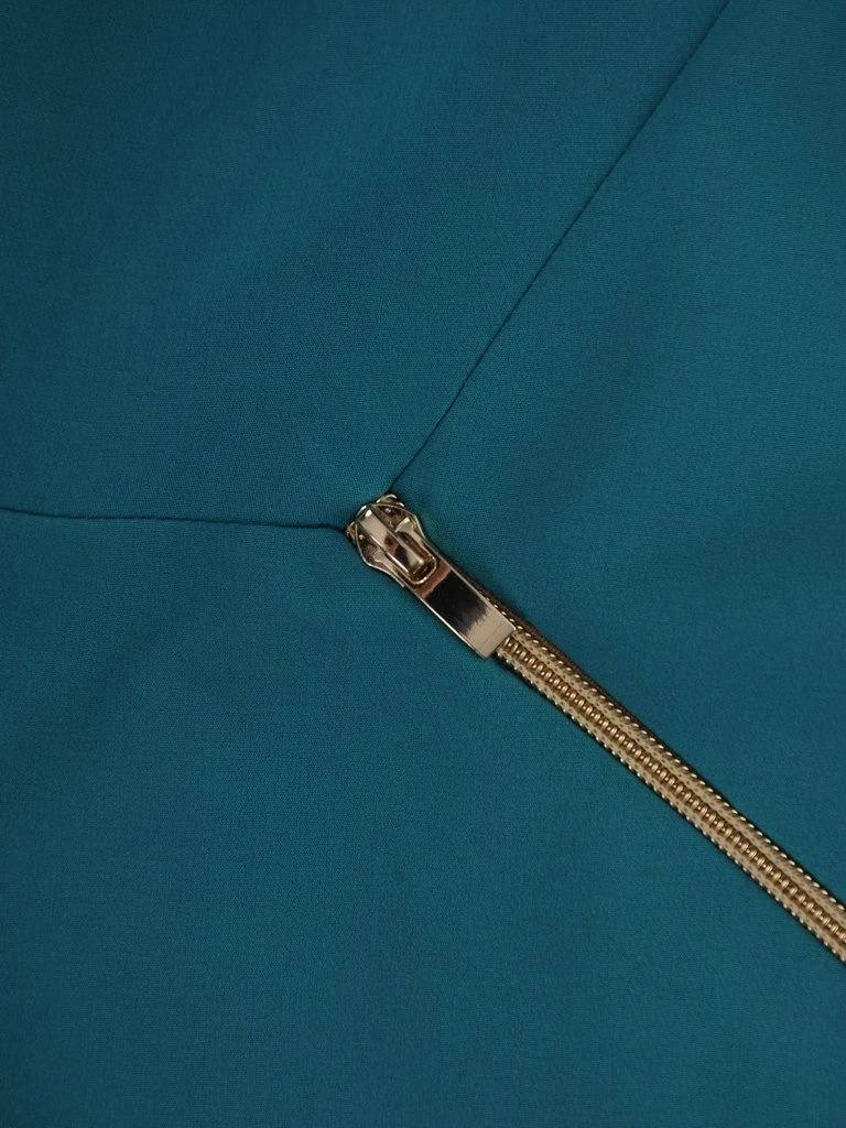 Szmaragdowa sukienka midi o prostym kroju – ozdobne suwaki akcentujące talię i elegancki dekolt 3352