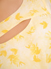 Wiosenna sukienka w listki, żółta kreacja z ozdobnie wyciętym dekoltem 33154