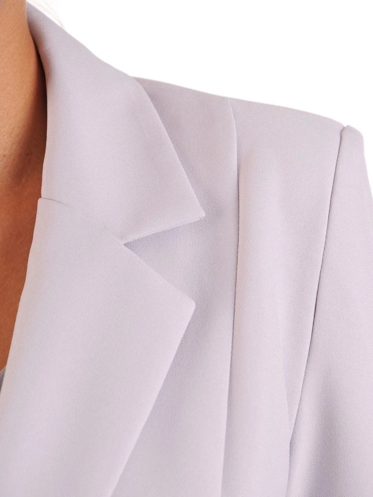 Szary żakiet damski do sukienki o prostym fasonie – wysmuklające przeszycia i ozdobny kołnierz 26766