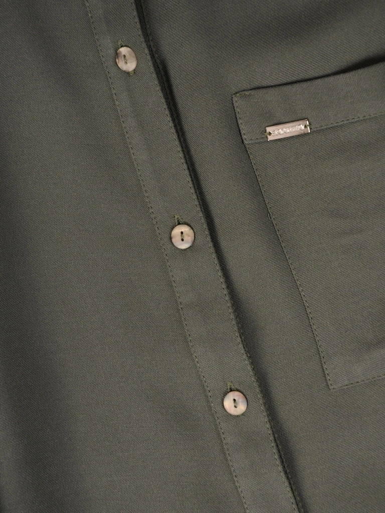 Elegancka wiskozowa koszula damska khaki – prosty krój z kieszenią maskujący biodra 39137