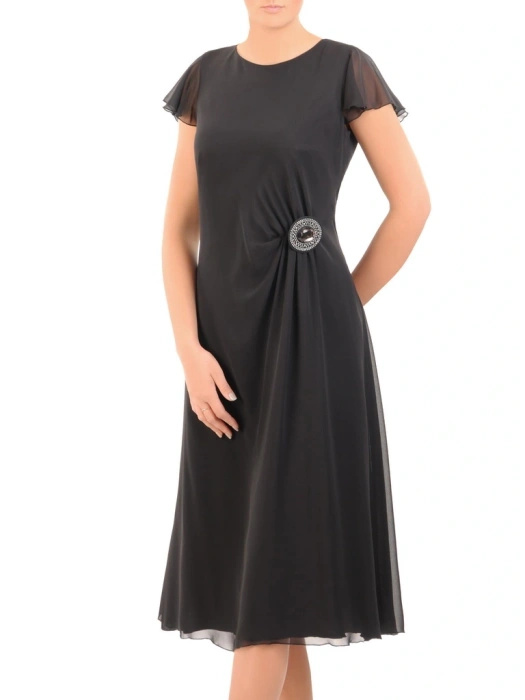 Elegancka czarna sukienka midi z ozdobną broszką – rozkloszowany fason wysmuklający sylwetkę 30748