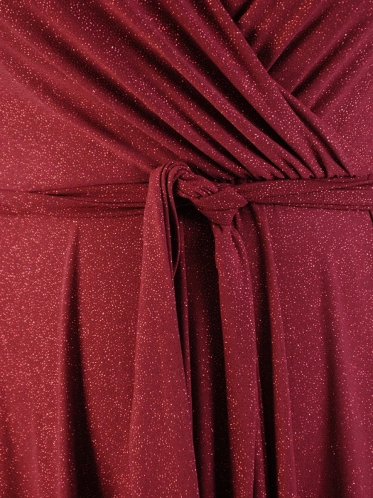 Wiśniowa suknia wieczorowa maxi o rozkloszowanym kroju – zmysłowy kopertowy dekolt z eleganckim błyskiem 34527