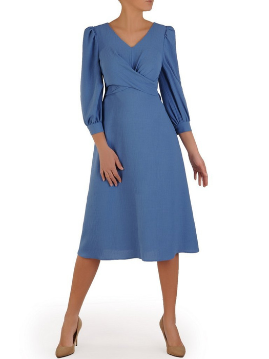Niebieska kreszowana sukienka z ozdobnym wiązaniem w pasie 28261