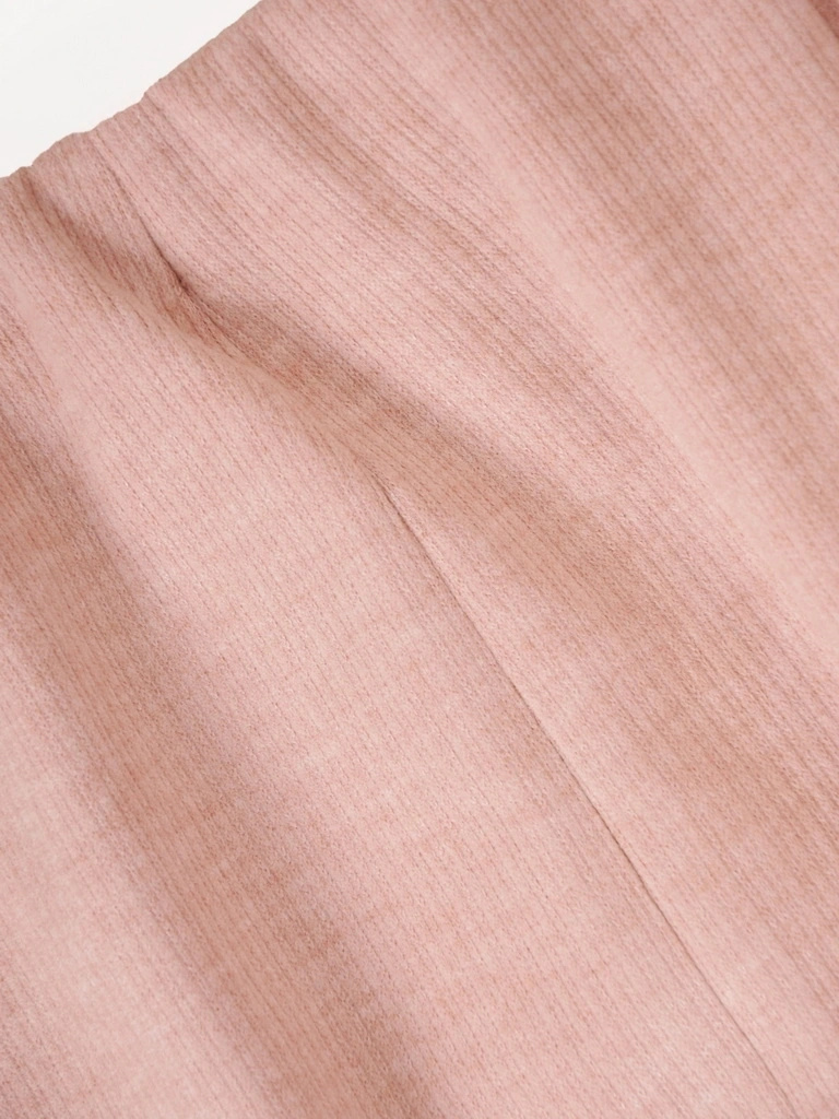 Elegancki komplet damski brudny róż: sweter z krótkim rękawem i prążkowana spódnica midi – modelujący sylwetkę, idealny na lato 39749