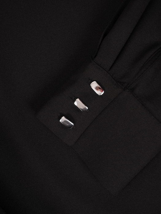 Czarna bluzka z ozdobną aplikacją przy dekolcie Honorata I