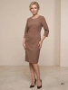 Elegancka beżowa sukienka midi o prostym fasonie – modelujące sylwetkę cięcia z ozdobnym dekoltem 37322