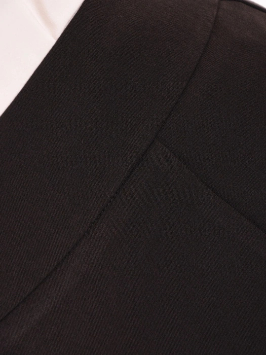 Elegancka czarna spódnica damska do kolan na jesień – prosty krój z modelującymi przeszyciami 41430