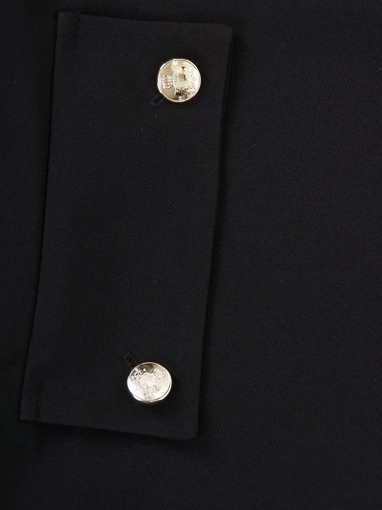 Elegancka czarna sukienka trapezowa z dekoltem łódka – swobodny krój z ozdobnymi guzikami i mankietami 14182