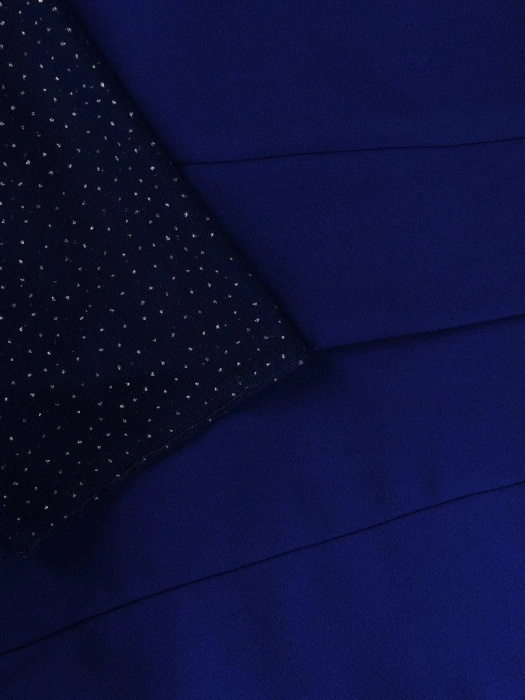 Elegancka chabrowa sukienka na wesele midi – prosty fason z połyskującym akcentem i zakładkami 7777