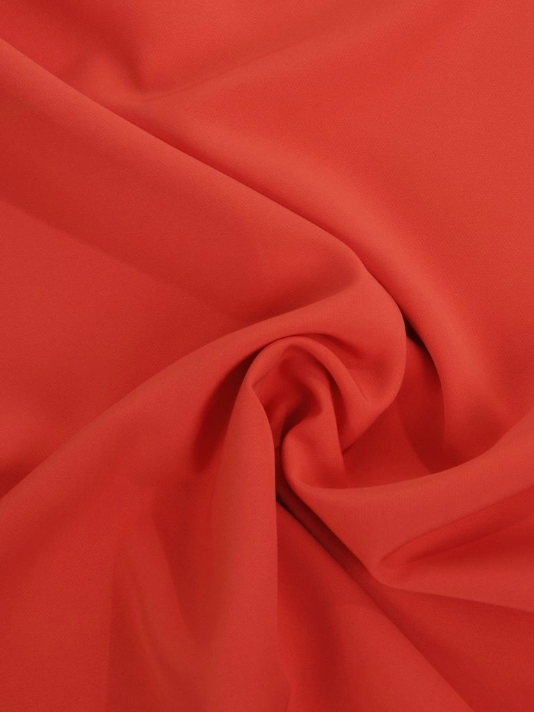 Elegancka koralowa sukienka trapezowa z asymetrycznym dołem – kobiecy krój wysmuklający sylwetkę 10983