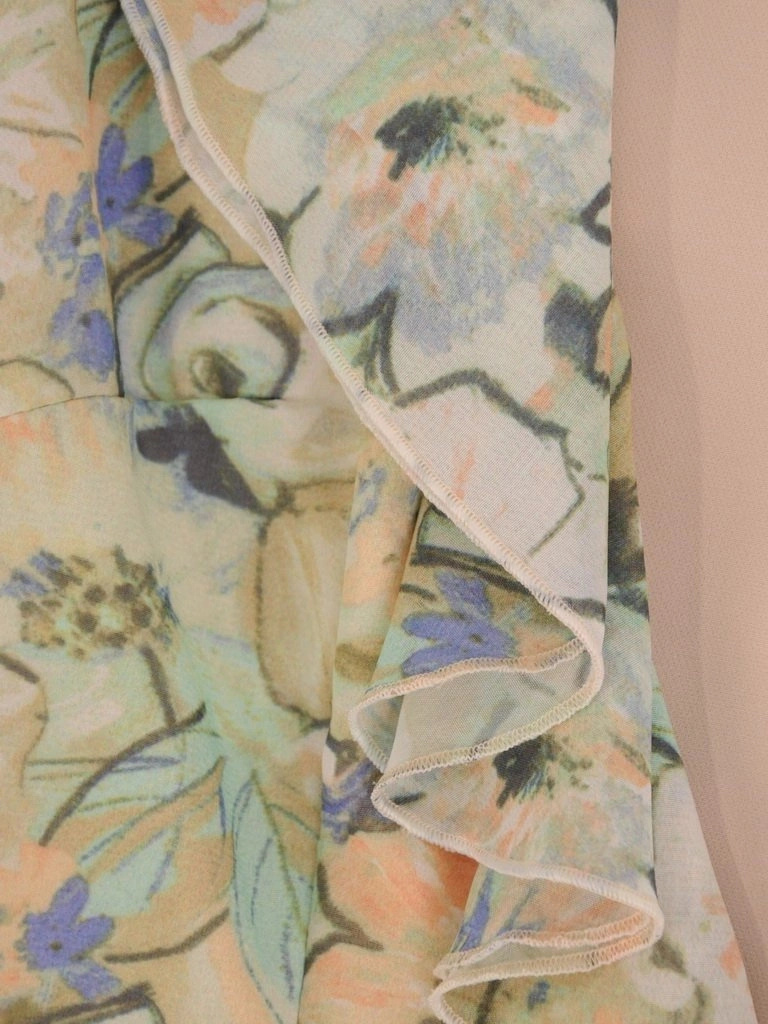 Rozkloszowana sukienka wizytowa w kwiaty midi – kobiecy fason z ozdobnymi falbanami 25878