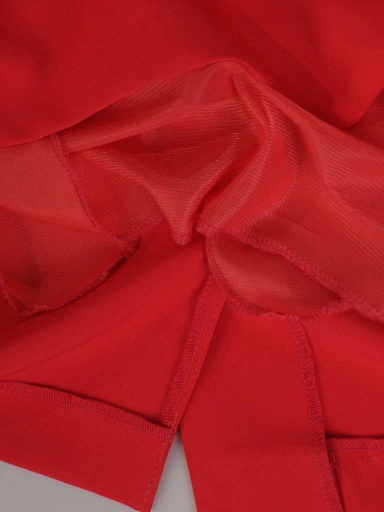 Elegancka koralowa sukienka na andrzejki o prostym kroju – dekolt w serek wysmuklający sylwetkę 19414