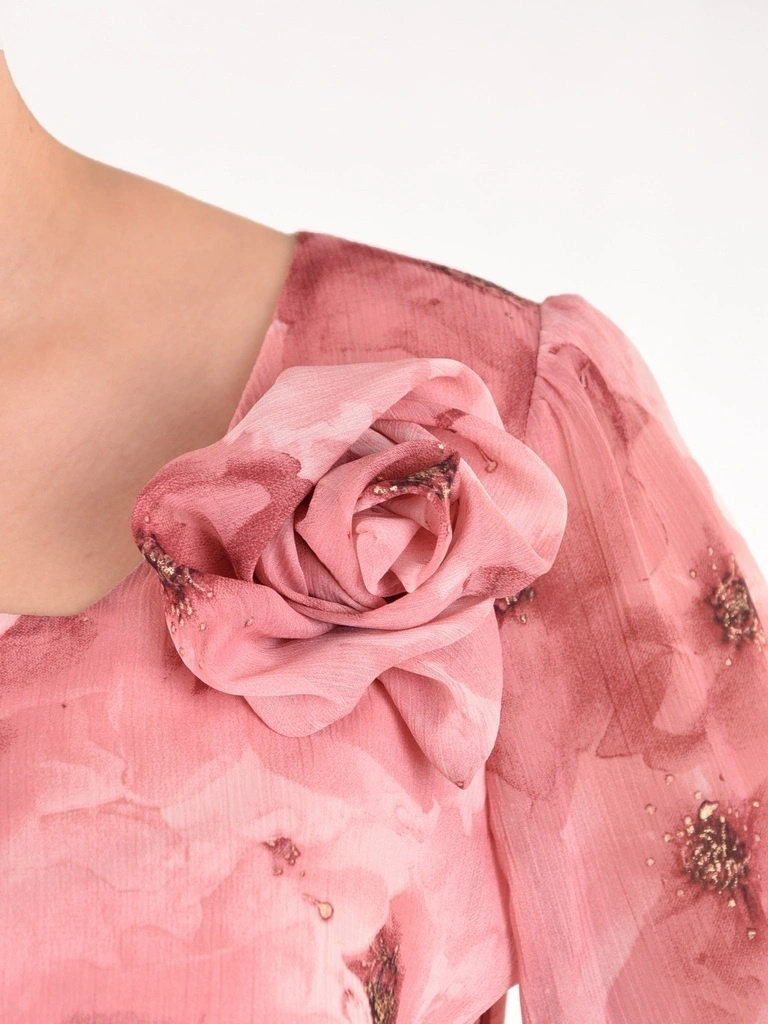 Pudroworóżowa sukienka wizytowa maxi w kwiaty – rozkloszowany krój z paskiem modelującym talię 41863