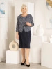 Granatowa sukienka damska midi w grochy o prostym kroju – modelujące sylwetkę pionowe zaszewki 24670