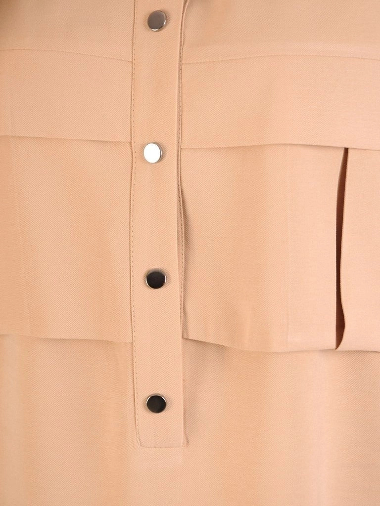 Krótka beżowa sukienka z narzutką i guzikami – prosty krój z eleganckim akcentem 29650