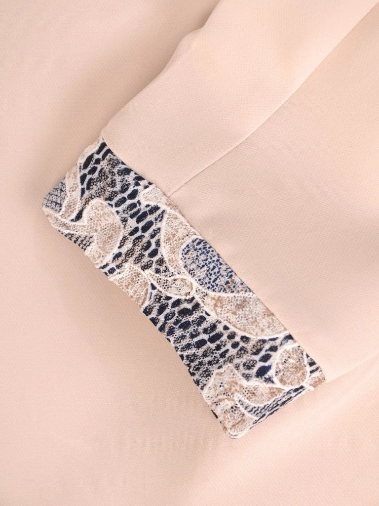 Elegancka garsonka na wesele w kwiaty z żakietem – fason z wyszczuplającymi zaszewkami i falbaną 29326