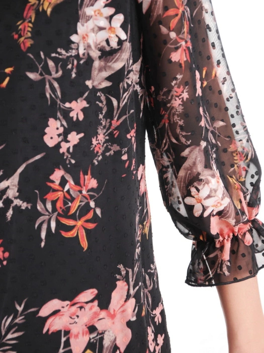 Czarna sukienka plus size w kwiaty – wyszczuplający fason midi z falbanami i rękawem 3/4 29049