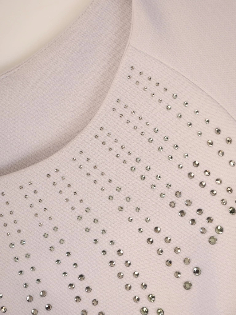 Szara sukienka midi o prostym kroju na wesele – wysmuklający dekolt łódka z dżetami 34011