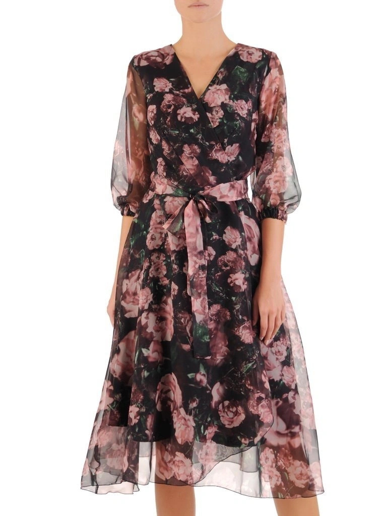 Elegancka czarna sukienka w kwiaty z rękawem 3/4 – kopertowy krój akcentujący talię 26895