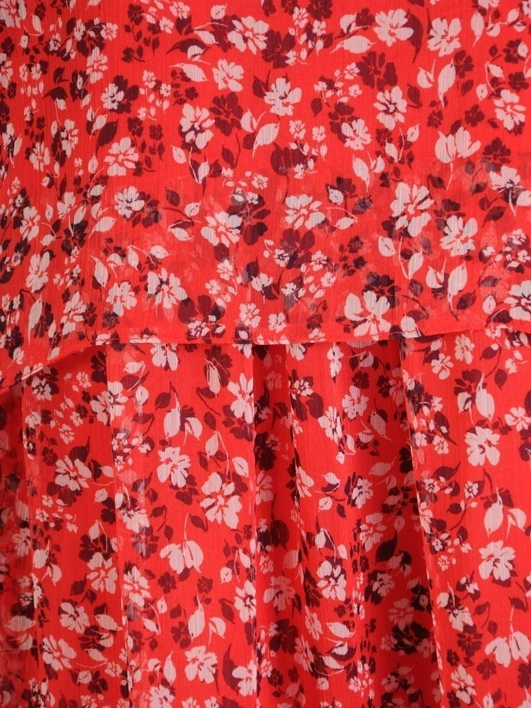 Elegancka sukienka trapezowa midi w czerwone kwiaty – tuszujący krój z rękawem 3/4 28929