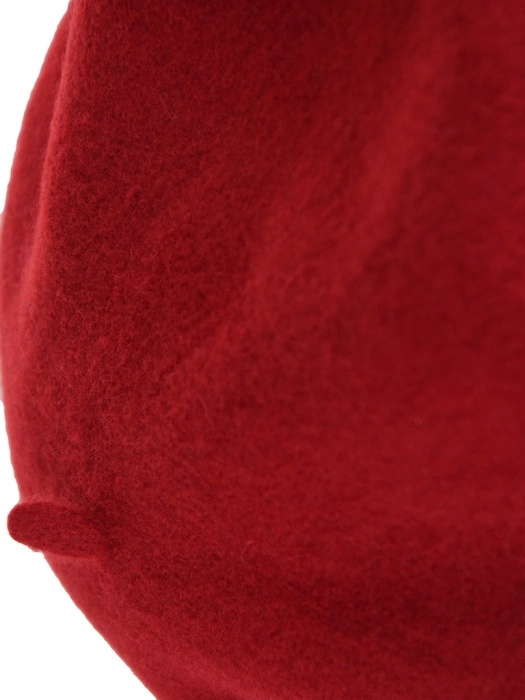 Elegancki beret damski wełniany w kolorze zgaszonej czerwieni – fason francuski z antenką dodający szyku 42703