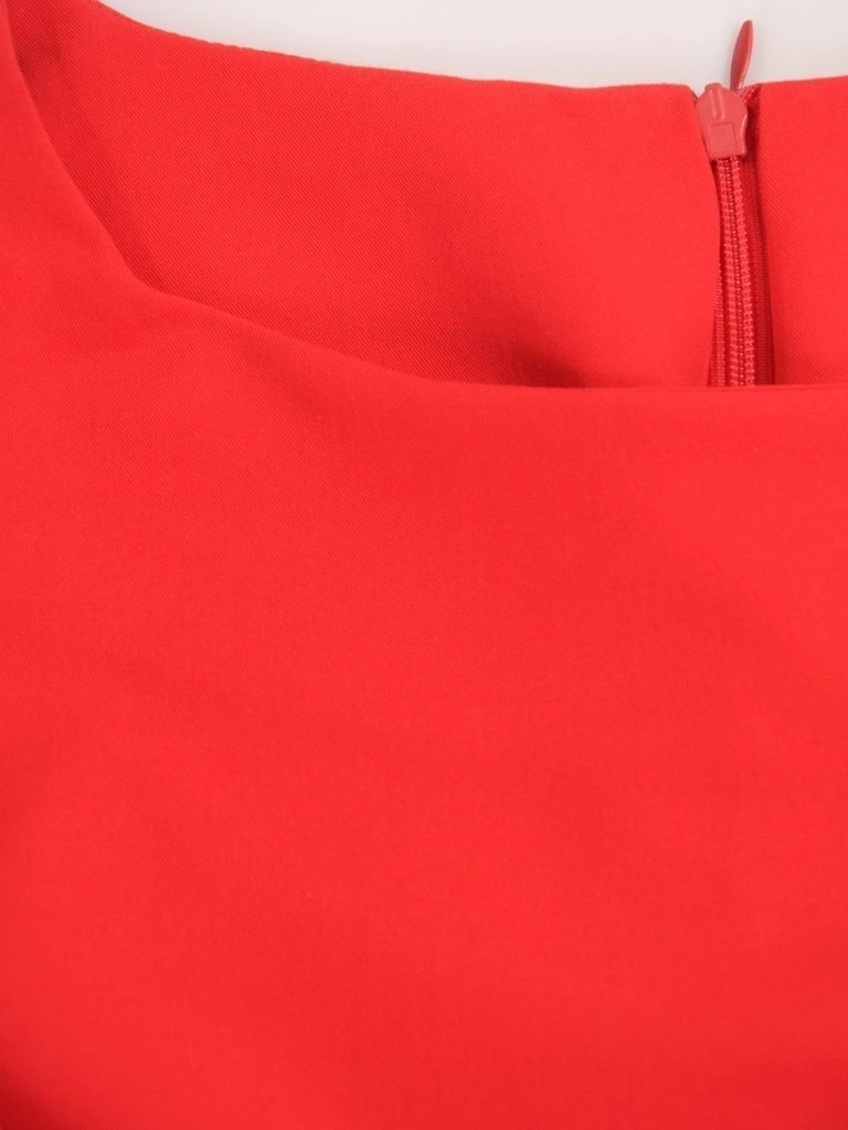 Elegancka czerwona sukienka tulipan z dekoltem łódka – optycznie wyszczuplające przeszycia i kontrafałdy 1615