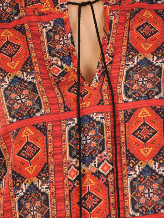 Prosta sukienka w orientalny wzór z modnymi chwostami 31177