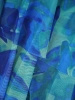 Elegancka sukienka trapezowa midi w zielono-granatowy print – fason tuszujący biodra z mankietami 38365