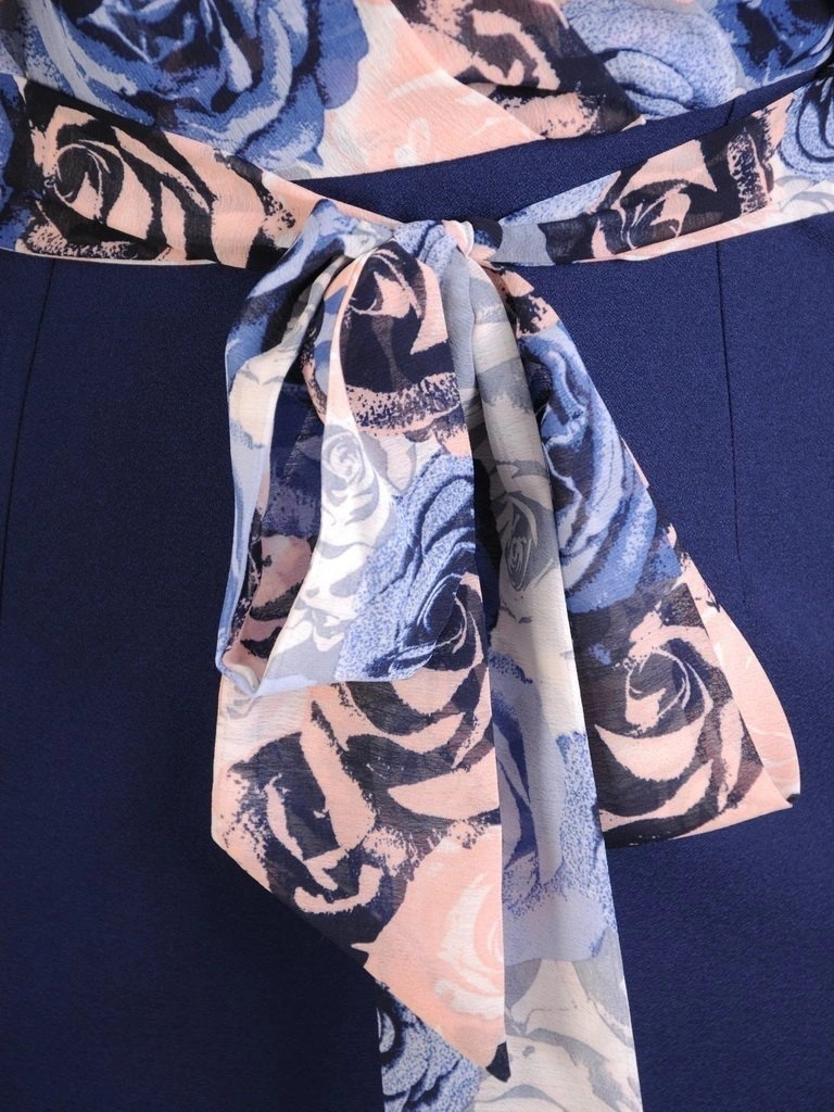 Elegancka granatowa sukienka midi w kwiatowy wzór – lekka narzutka z wiązaniem optycznie wysmuklająca sylwetkę 29862