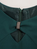 Zielona sukienka z broszką 18237, wyszczuplająca kreacja z ozdobnym dekoltem.
